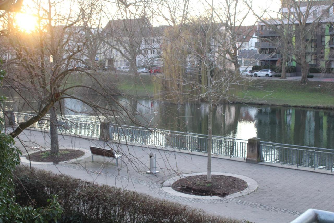 Schickes An Der Neckarpromenade