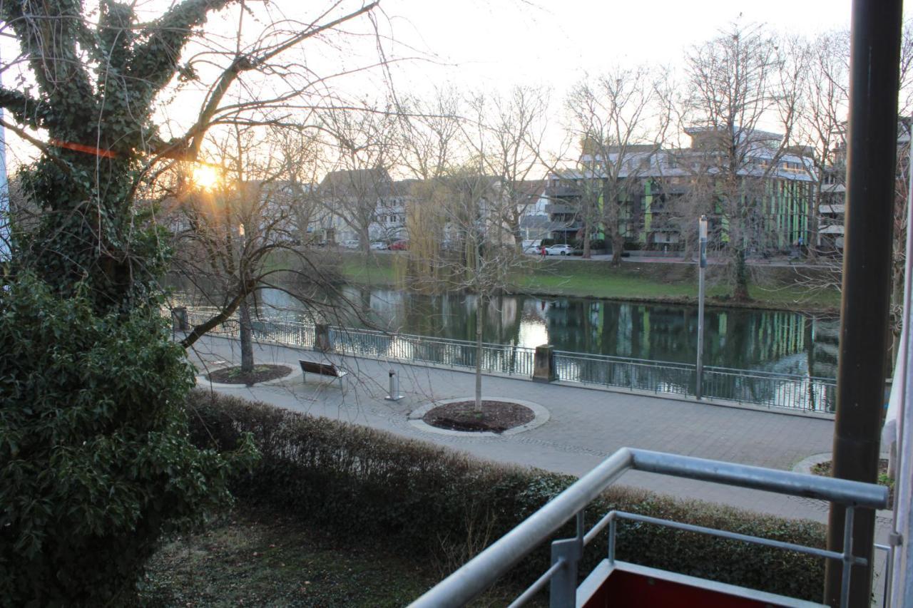 Schickes An Der Neckarpromenade